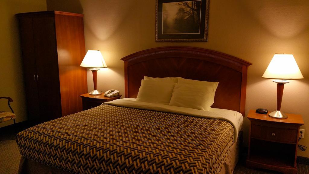 A Riverside Inn Travelodge By Wyndham فيربلي الغرفة الصورة